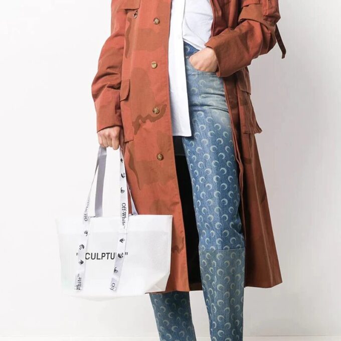 Bolso de hombro con estampado de 20 letras esculpidas