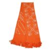 Bufanda naranja con diseño abstracto de flechas
