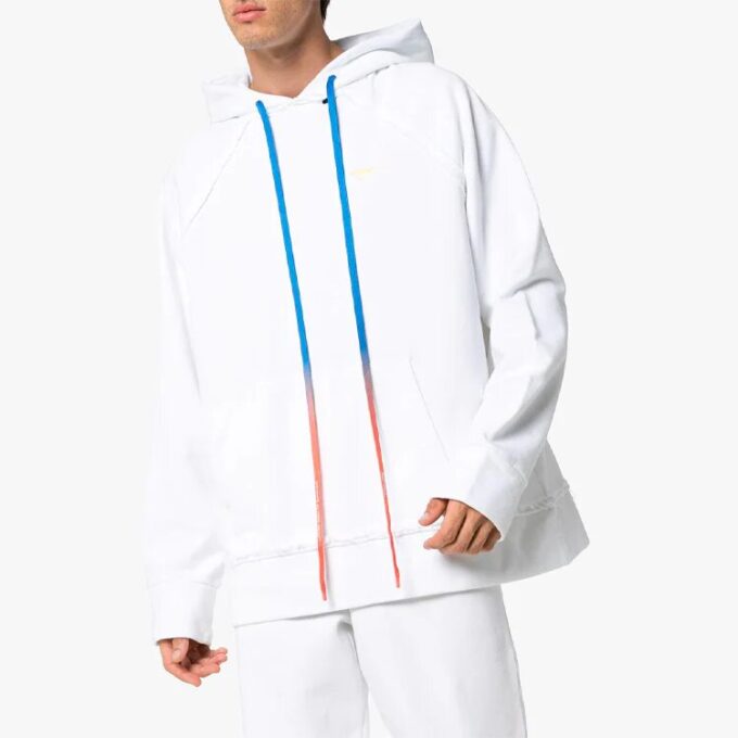 Camisa blanca holgada con cordón y degradado de flechas