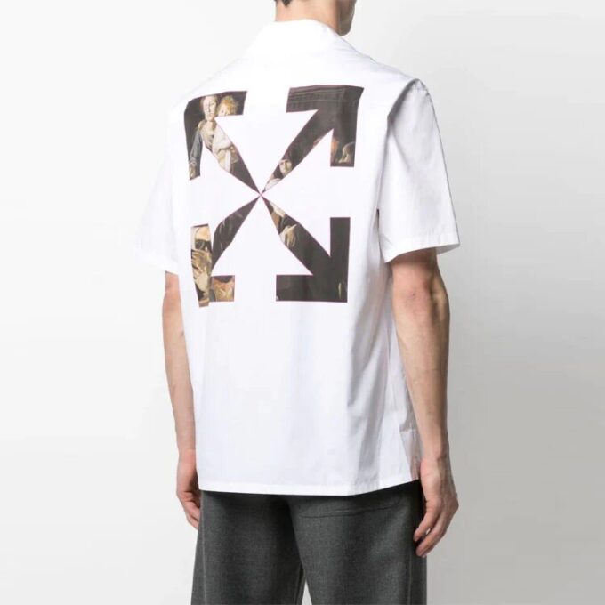 Camisa de manga corta con estampado de flechas de la colección SS21, versión blanca