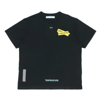 Camisa de manga corta con flecha amarilla en la espalda, color negro