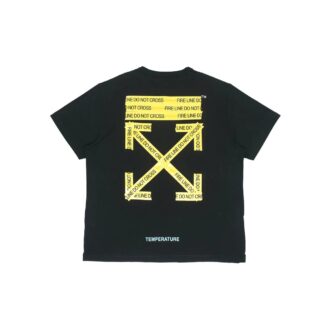 Camisa de manga corta con flecha amarilla en la espalda, color negro