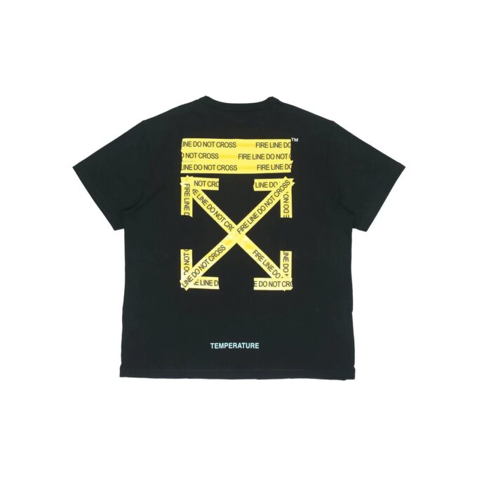 Camisa de manga corta con flecha amarilla en la espalda, color negro