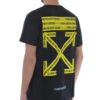 Camisa de manga corta con flecha amarilla en la espalda, color negro