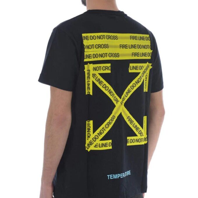 Camisa de manga corta con flecha amarilla en la espalda, color negro