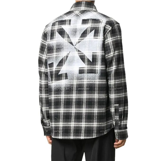 Camisa de manga larga a cuadros con estampado de flechas, negra