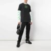 Camiseta ajustada con logo de mano, pantalones cortos, negros