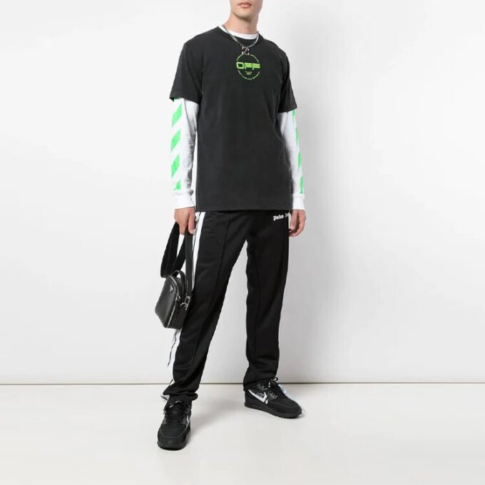 Camiseta ajustada con logo de mano, pantalones cortos, negros