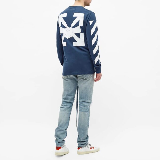 Camiseta azul de manga larga con estampado de flechas