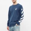 Camiseta azul de manga larga con estampado de flechas