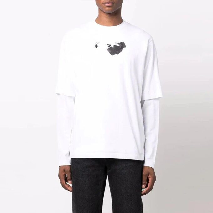 Camiseta blanca de hombre Off-White con estampado de flechas, doble capa en las mangas, manga larga y corte holgado