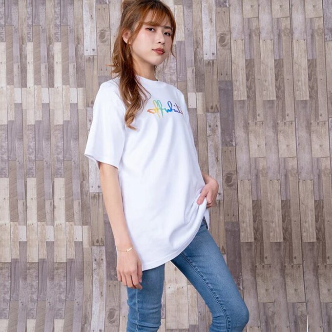 Camiseta blanca de manga corta y corte ajustado con estampado del logotipo Tomboy Rainbow de Off-White