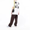 Camiseta blanca de pantalones cortos con cuello redondo y estampado de flecha en la espalda