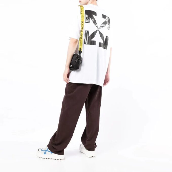 Camiseta blanca de pantalones cortos con cuello redondo y estampado de flecha en la espalda