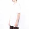 Camiseta blanca de pantalones cortos con cuello redondo y estampado de flecha en la espalda