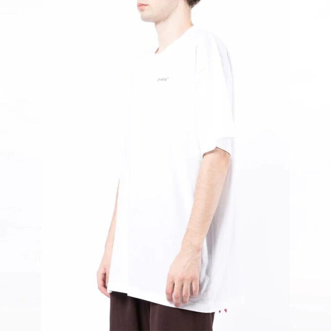 Camiseta blanca de pantalones cortos con cuello redondo y estampado de flecha en la espalda