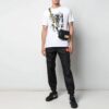 Camiseta blanca de pantalones cortos con cuello redondo y estampado de flechas, colección primavera-verano 2022