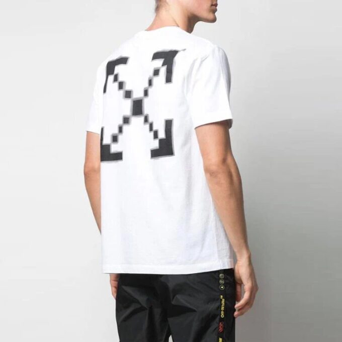Camiseta blanca de pantalones cortos con cuello redondo y estampado de flechas, colección primavera-verano 2022
