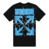 Camiseta con estampado de flechas verdes sobre una valla, manga corta, color negro