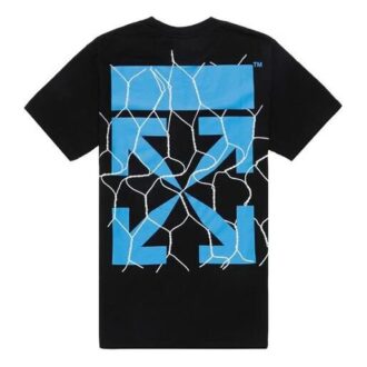 Camiseta con estampado de flechas verdes sobre una valla, manga corta, color negro