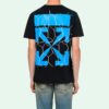 Camiseta con estampado de flechas verdes sobre una valla, manga corta, color negro