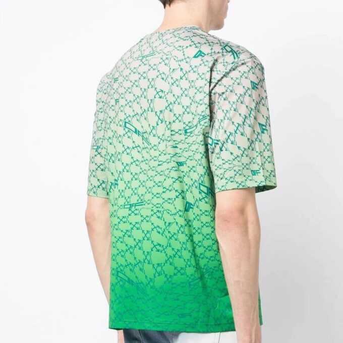 Camiseta con estampado de flechas y efecto ombré