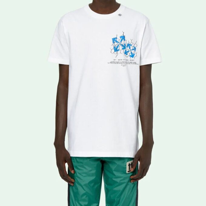 Camiseta con flechas verdes en la valla, estampado de flechas, pantalones cortos, blancos