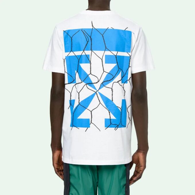 Camiseta con flechas verdes en la valla, estampado de flechas, pantalones cortos, blancos