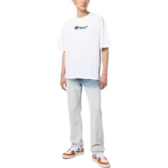 Camiseta con logotipo pintado con spray