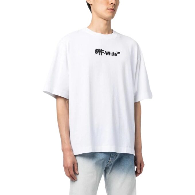 Camiseta con logotipo pintado con spray