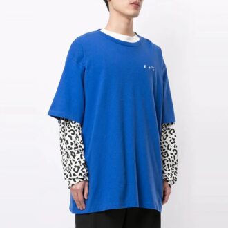 Camiseta de manga corta con cuello redondo, corte holgado y estampado del logotipo, color azul Camiseta de manga corta con cuello redondo, corte holgado y estampado del logotipo, color azul
