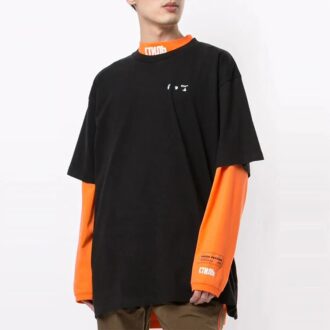 Camiseta de manga corta con cuello redondo y corte holgado, con estampado del logotipo, en negro
