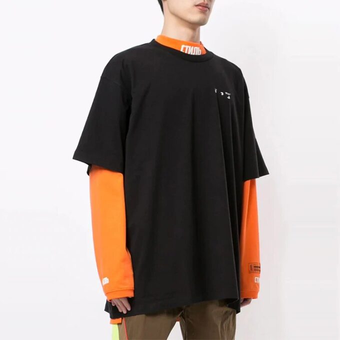 Camiseta de manga corta con cuello redondo y corte holgado, con estampado del logotipo, en negro