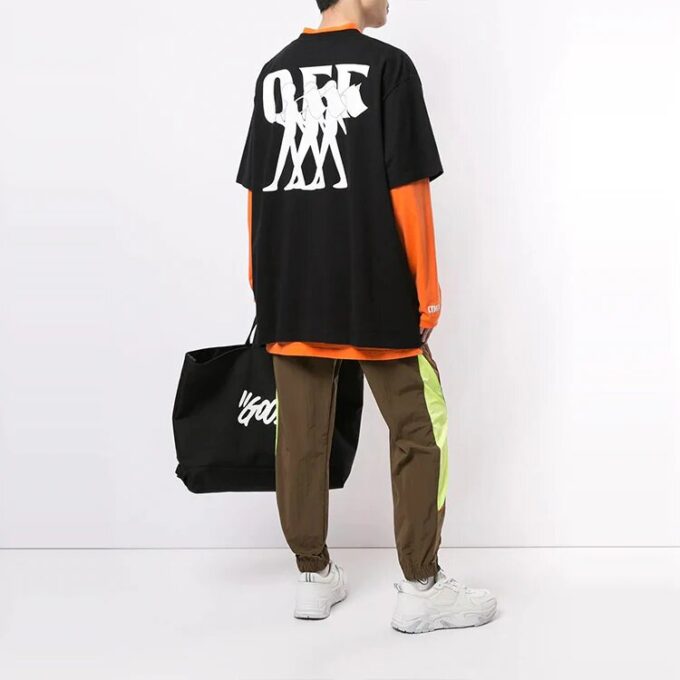 Camiseta de manga corta con cuello redondo y corte holgado, con estampado del logotipo, en negro