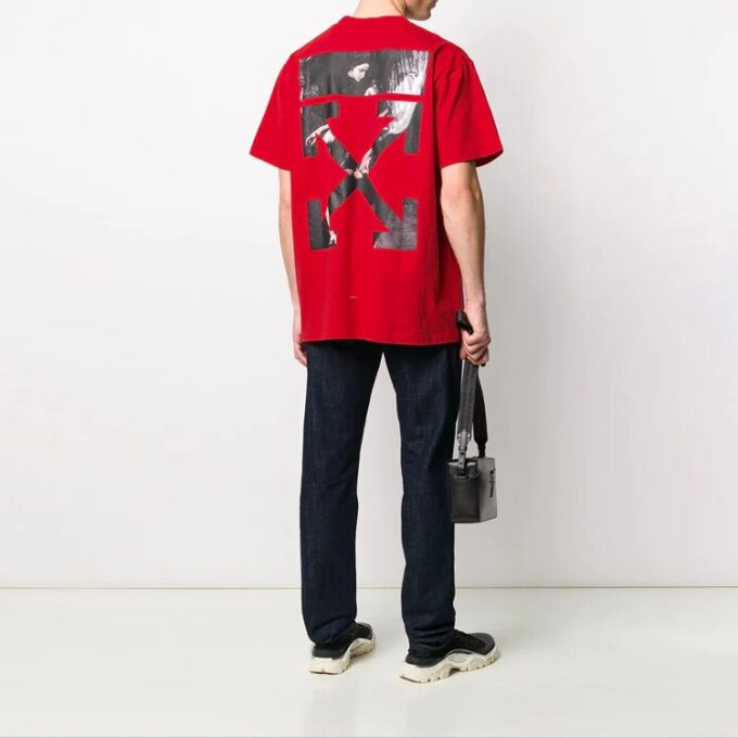 Camiseta de manga corta con estampado de flecha roja