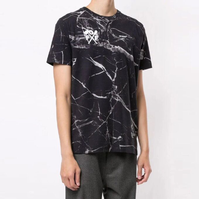 Camiseta de manga corta con estampado de flechas grandes, versión estándar, negra