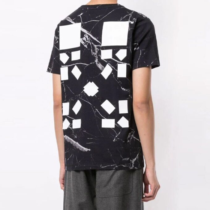 Camiseta de manga corta con estampado de flechas grandes, versión estándar, negra