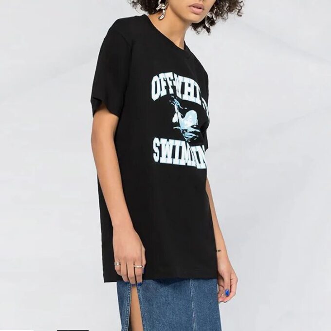 Camiseta de manga corta Off-White con estampado de natación, color negro