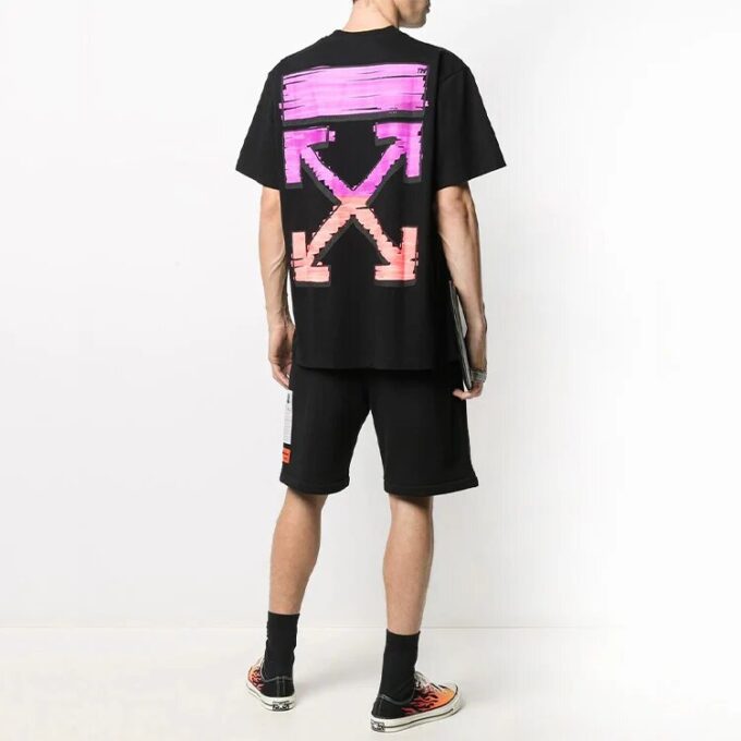 Camiseta de manga corta SS21 con flecha y degradado rosa para hombre, color negro