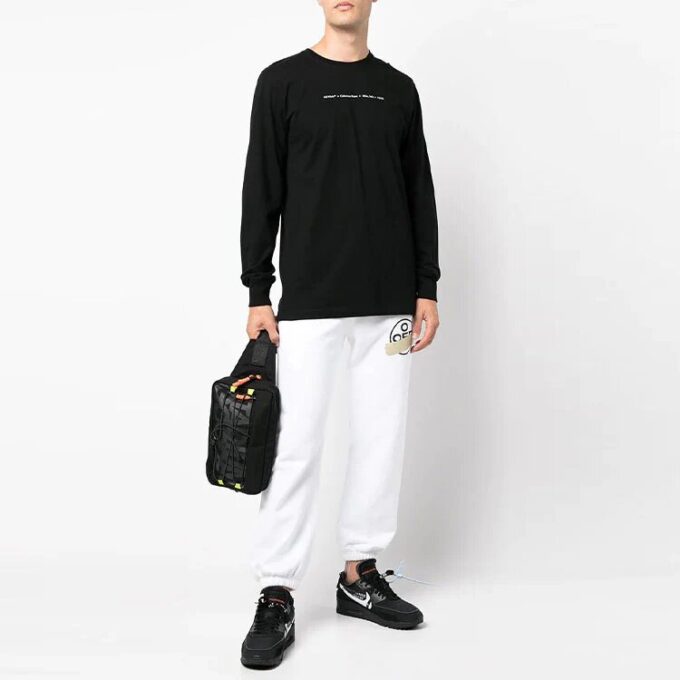 Camiseta de manga larga con cuello redondo y estampado del logotipo de Cotton Arrow en negro