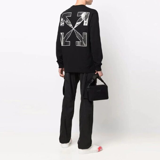 Camiseta de manga larga holgada con estampado de flechas y letras Caravaggio para hombre de Off-White, colección primavera-verano 2022, color negro