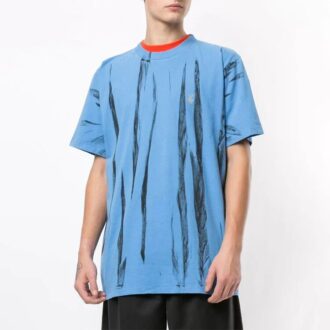 Camiseta de pantalones cortos azul con flecha reflectante y estampado tie-dye