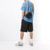 Camiseta de pantalones cortos azul con flecha reflectante y estampado tie-dye