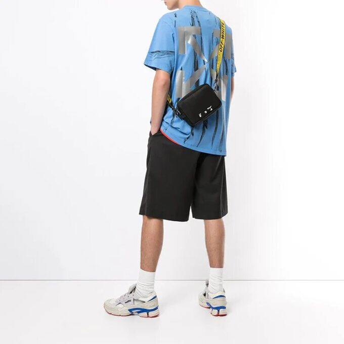 Camiseta de pantalones cortos azul con flecha reflectante y estampado tie-dye