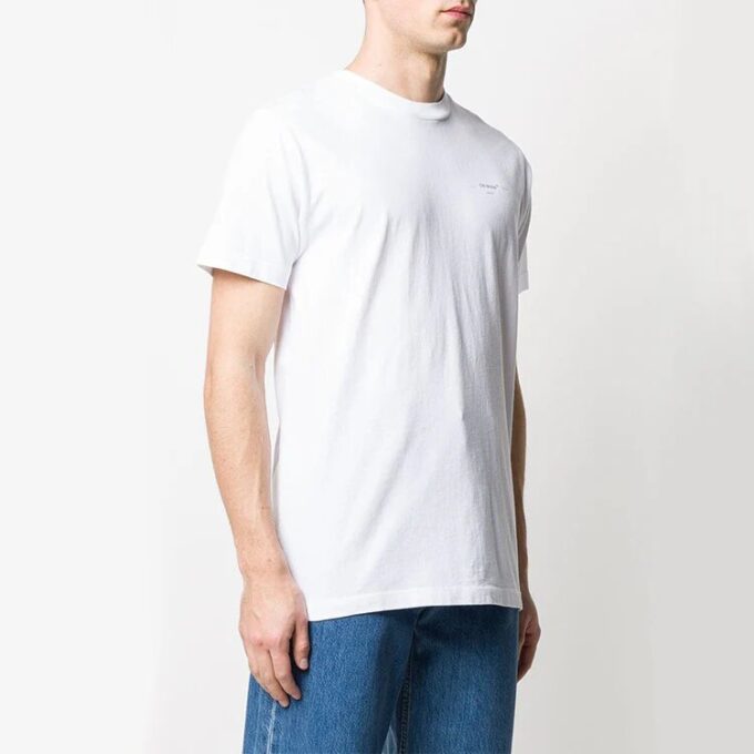 Camiseta de pantalones cortos con cuello redondo y logo pequeño, color blanco