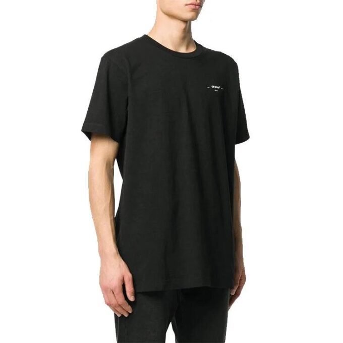 Camiseta de pantalones cortos con cuello redondo y logo pequeño, color negro