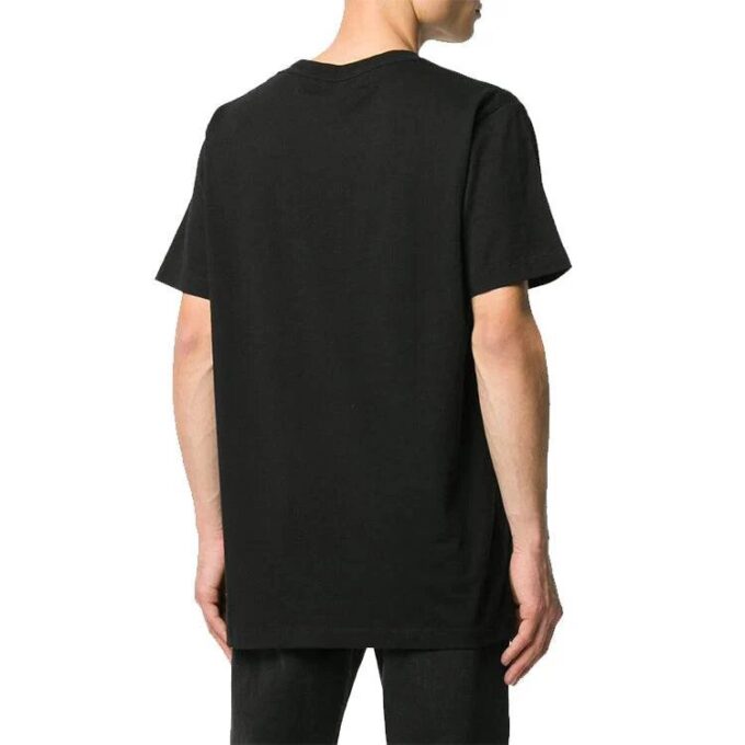 Camiseta de pantalones cortos con cuello redondo y logo pequeño, color negro