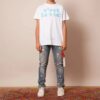 Camiseta de pantalones cortos con eslogan y flecha azul y blanco