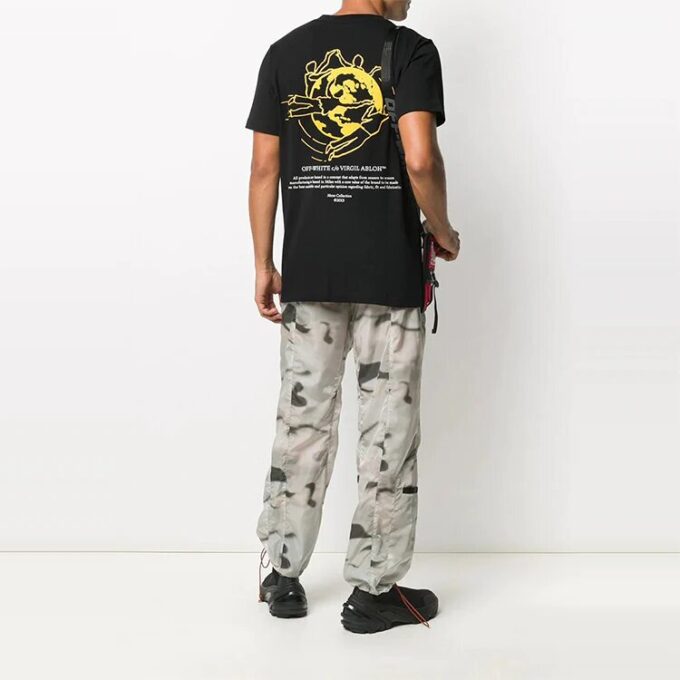 Camiseta de pantalones cortos con estampado Earth bordado, negra