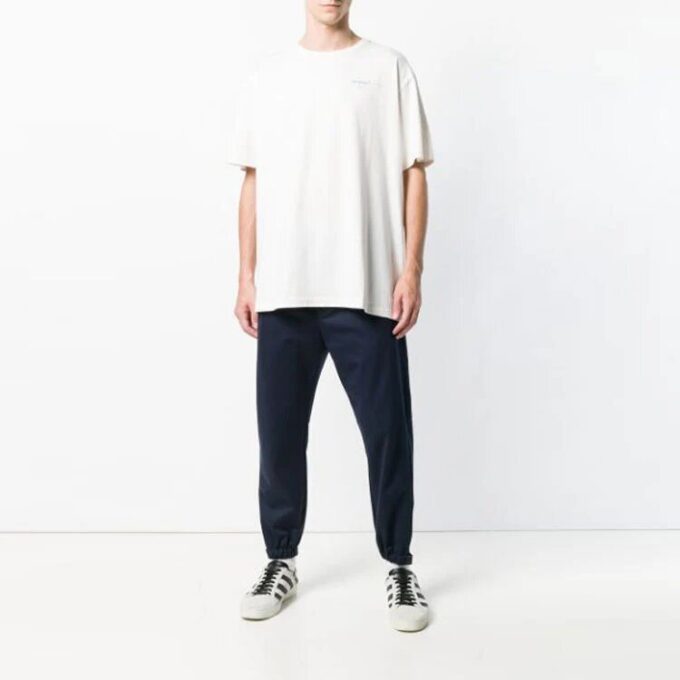 Camiseta oversize de manga corta con diseño de flechas degradadas